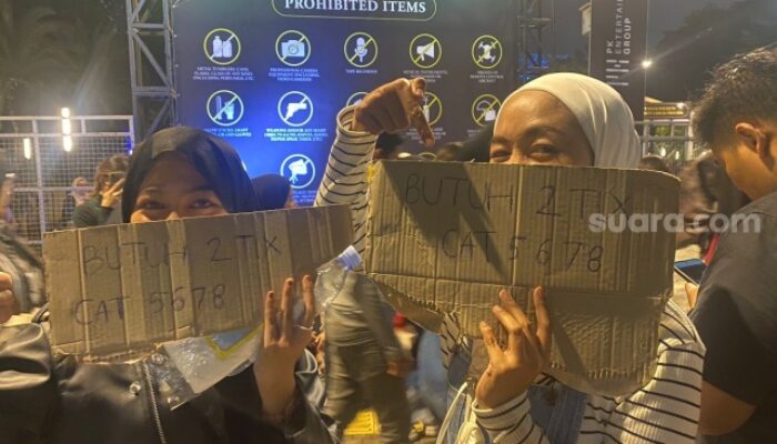 Pakai Tulisan di area Kardus Cari Tiket Coldplay, Mawar Berharap Dapat dengan Harga yang Masuk Akal