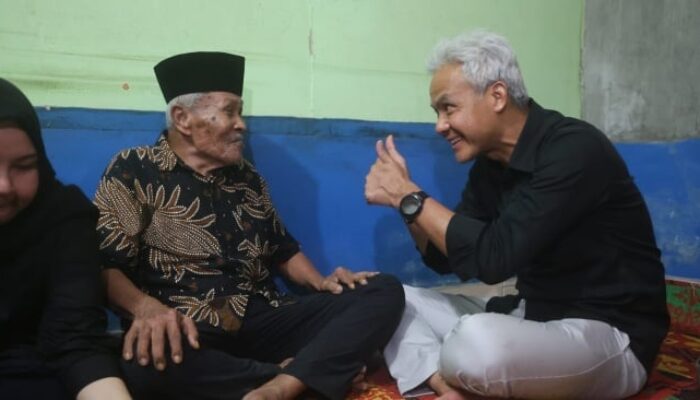 Nginap di dalam Rumah Mbah Sumadi di area Sumut, Ganjar Dikasih Banyak Cerita Indonesia Sebelum Merdeka