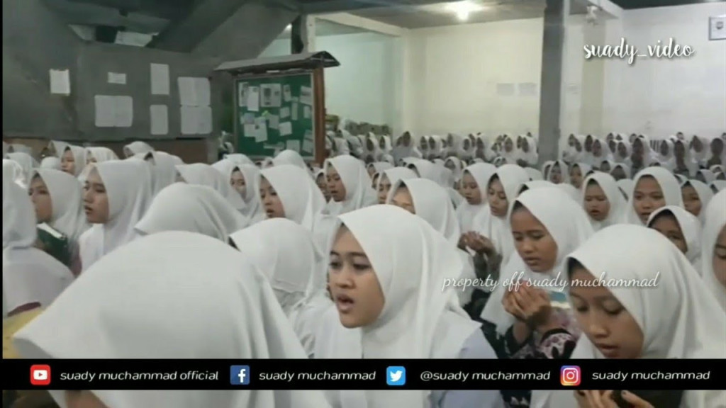 MENGINTIP suasana kegiatan santri putri pondok pesantren lirboyo kediri