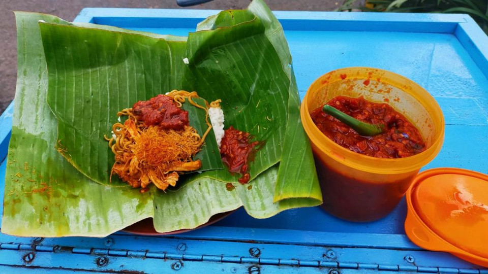 Menikmati Nasi Bungkus Pelabuhan Ketapang, Kuliner Murah Meriah