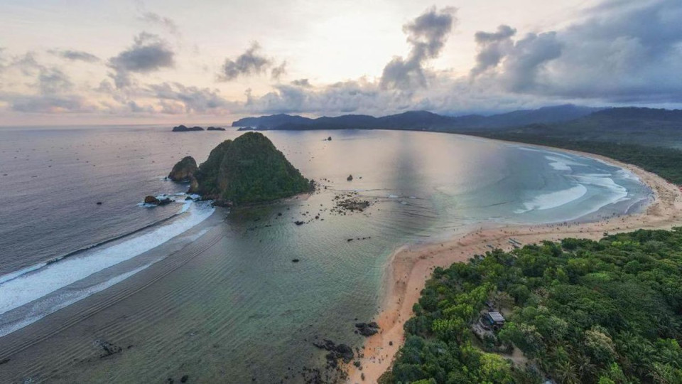 Pantai Pulau Merah Banyuwangi, Tempat Santai Sambil Menantang Ombak