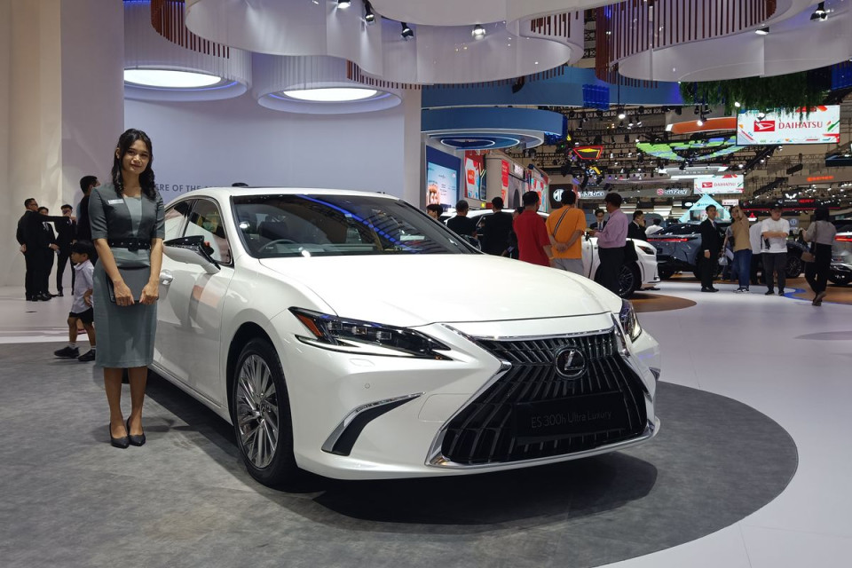 Spesifikasi Lexus Paling Murah di GIIAS , ES h Ultra Luxury