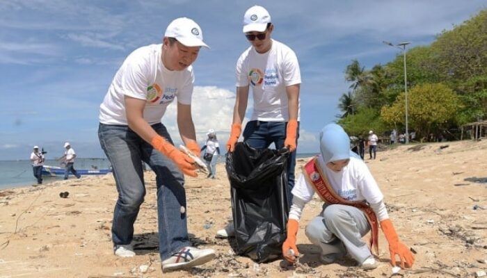 Transplantasi 5.000 Bibit Terumbu Karang serta Beach Clean Up Jadi Kegiatan Estafet Peduli Bumi Asuransi Astra di tempat Samalona