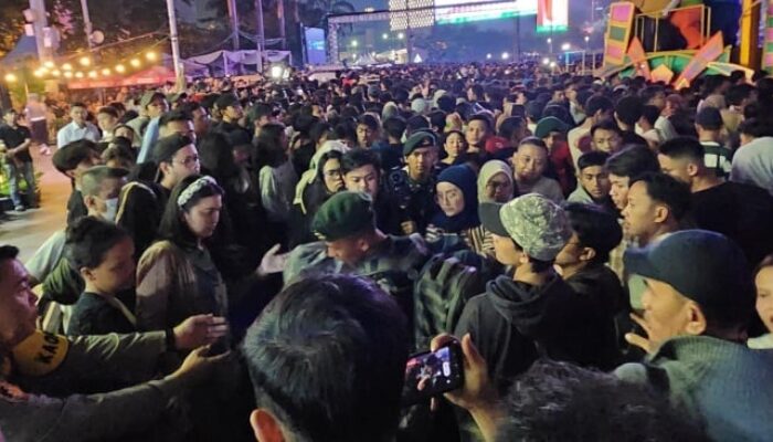 Pengunjung Berdesakan dalam Bundaran HI Saat Waktu petang Pergantian Tahun, Sejumlah Warga Jatuh Pingsan