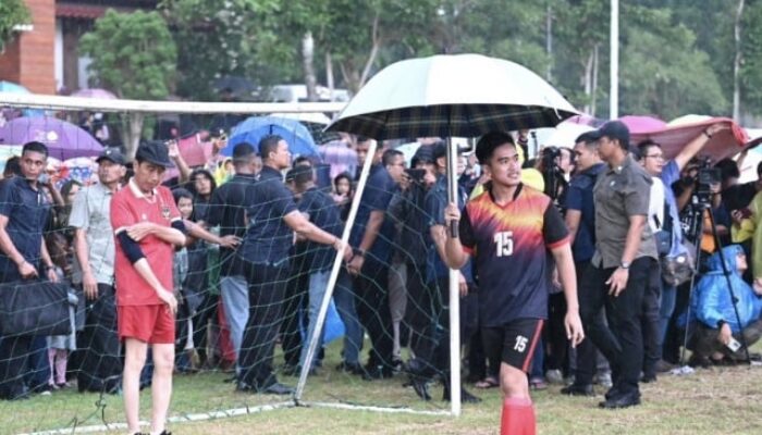 Jokowi Pamer Foto Jadi Kiper Main Bola pada Jogja, Kaesang Bawa Payung ke Depan Gawang