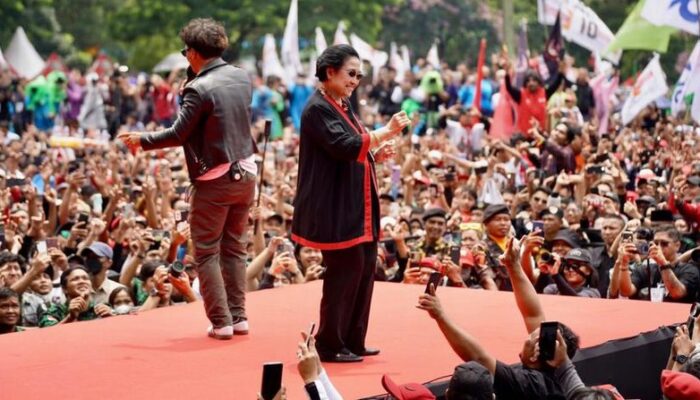 Potret Kaka Slank ajak Megawati Joget pada Kampanye Akbar Ganjar-Mahfud