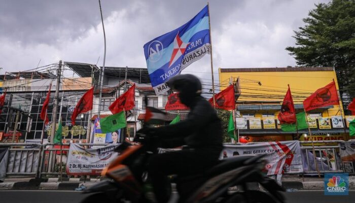 Warna Warni Bendera Parpol Bertebaran pada Jalanan DKI Ibukota