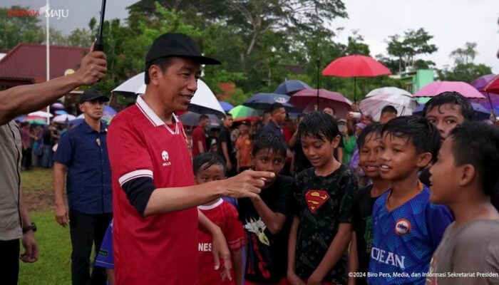 Main Bola Hujan-hujanan, Hal ini Pesan Jokowi Jelang Timnas Vs Australia