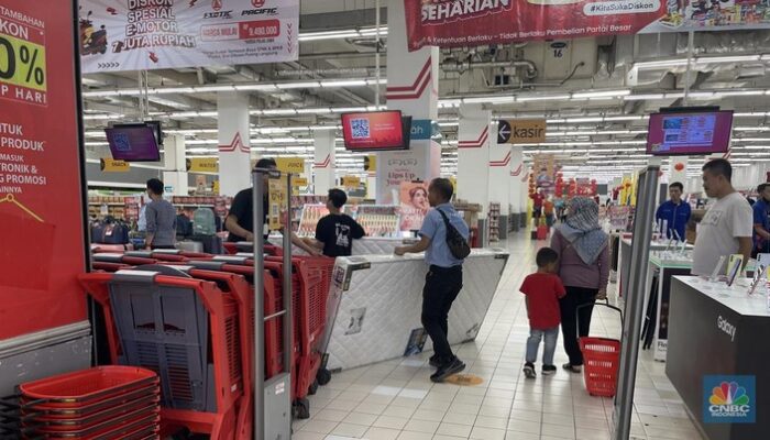 Mumpung Murah! Pengunjung Borong Kasur di area Transmart Full Day Sale