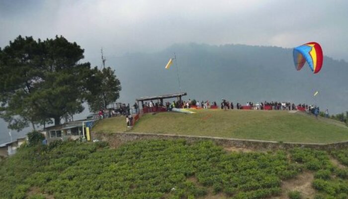 Melayang Di Ketinggian: Liburan Seru Dengan Paralayang Di Gunung-gunung Indonesia!