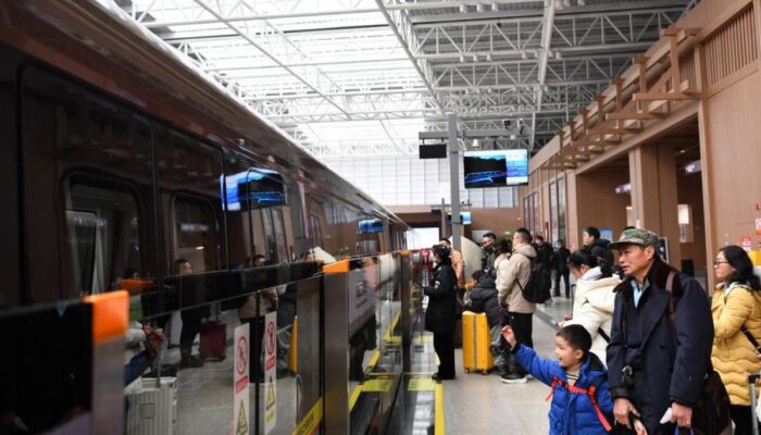 Jalur kereta wisata maglev tingkatkan sektor pariwisata pada Fenghuang