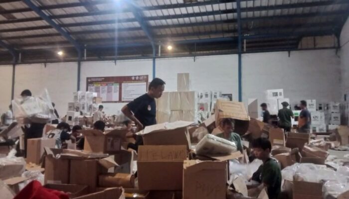 Pengesetan logistik pemilihan raya di tempat gudang KPU Kota Serang dihentikan