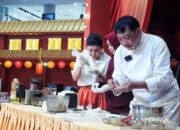 Belajar memproduksi pangsit sama-sama Chef Yongki Gunawan