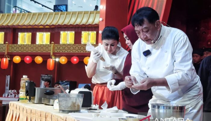 Belajar memproduksi pangsit sama-sama Chef Yongki Gunawan
