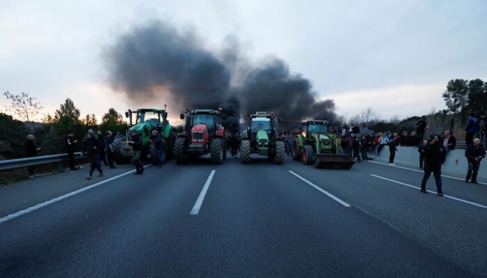 Spanyol Membara, Petani Turun Gunung Bakar Ban-Blokir Jalan