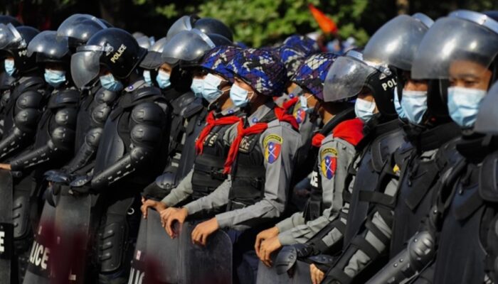 Sebanyak 14 polisi perbatasan Myanmar melarikan diri ke Bangladesh