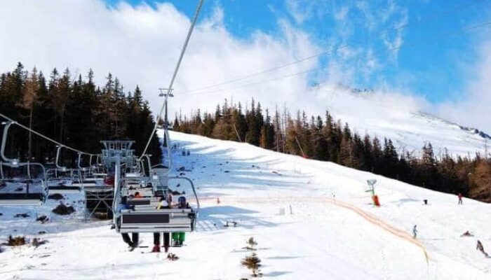 Destinasi Ski: Bermain Ski Dan Snowboard Di Pegunungan Yang Menakjubkan