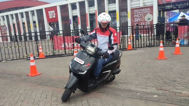 Salah satu duta komunitas motor Honda mengikuti test ride di dalam IIMS 2024 [PT Wahana Makmur Sejati]