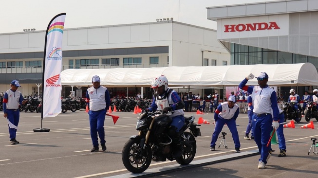 Materi safety riding yang mana dibawakan para instruktur binaan PT Astra Honda Motor berhasil meraih juara pada kompetisi The 2nd Asia-Oceania Honda Safety Instructor Competition, yang dimaksud diselenggarakan dalam Honda Safety Riding Park Bangkok, Thailand pada 29 Februari-1 Maret 2024 [PT Astra Honda Motor].