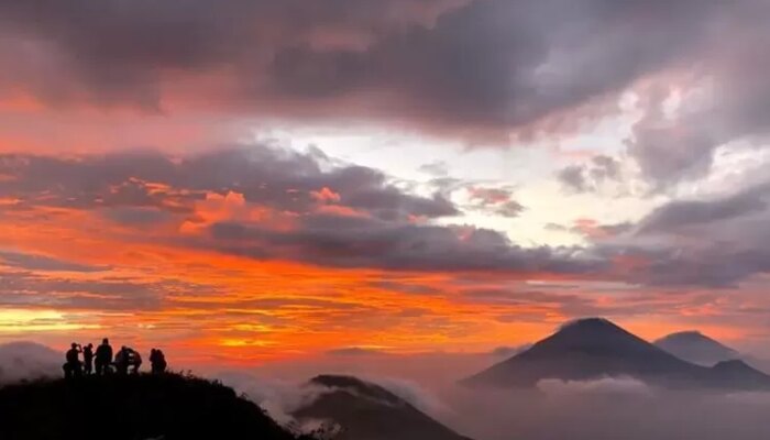 Menikmati Keindahan Senja Di Puncak Gunung: 5 Lokasi Romantis Di Indonesia Yang Tak Boleh Kamu Lewatkan!