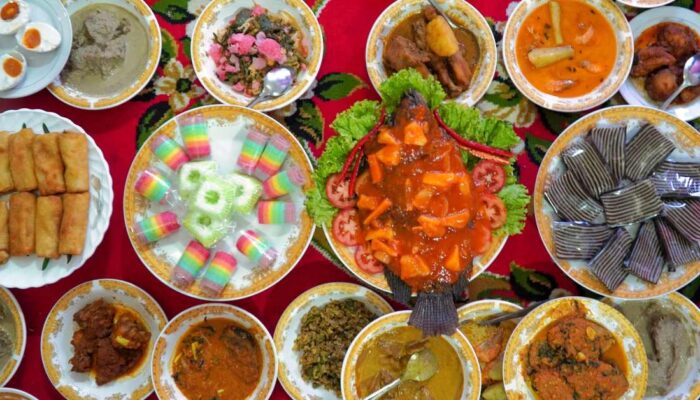 Menu Buka Puasa Dengan Hidangan Sambal Dan Gorengan