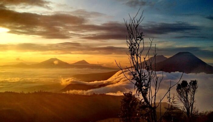 Menyusuri Keajaiban Alam: 10 Gunung Terindah Di Indonesia Yang Wajib Kamu Datangi!