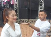 Giring Ganesha dan juga istri berbisnis kukis pada waktu Ramadhan