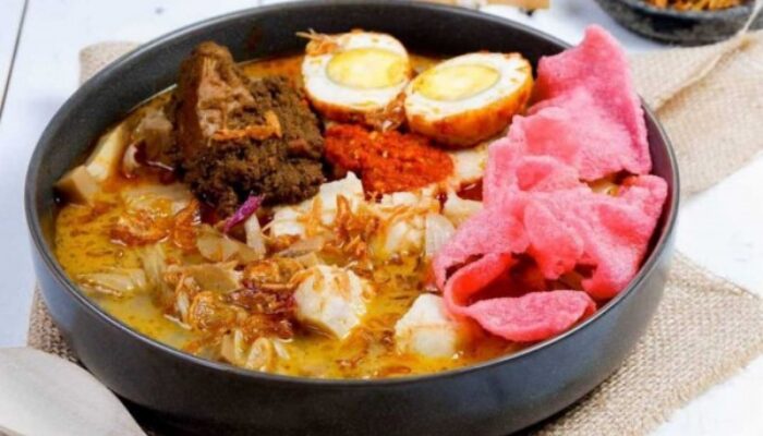 Menu Buka Puasa Dengan Hidangan Lontong Dan Ketupat