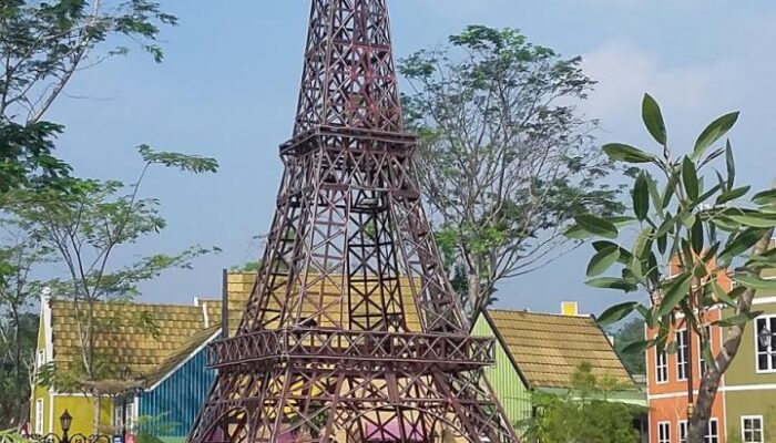 Wisata Menara Eiffel Di Indonesia