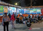 Penumpang padati Terminal Lebak Bulus tunggu kedatangan bus