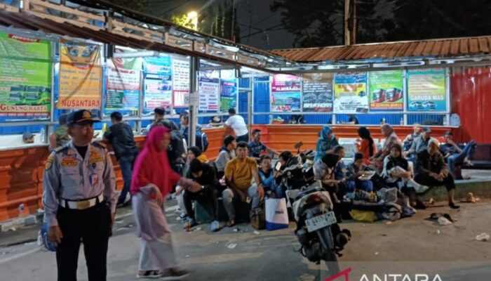 Penumpang padati Terminal Lebak Bulus tunggu kedatangan bus