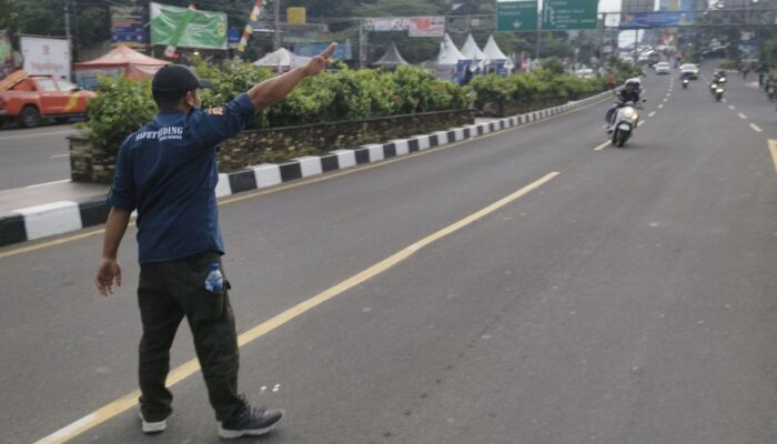 Relawan Halau Pemotor Nyaris Masuk Jagorawi di Simpang Gadog BOGOR