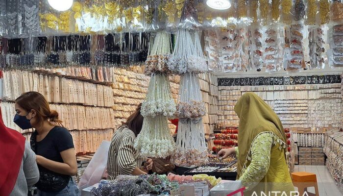 Pasar Senen ingatkan pengunjung jaga barang bawaan cegah kriminalitas