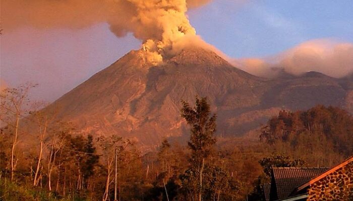 Misteri Setan Merah Di Gunung Merapi