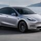 **Tesla Luncurkan Model Y Penggerak Roda Belakang untuk Pasar Eropa**

Tesla memperkenalkan Model Y penggerak roda belakang (RWD) baru di wilayah Eropa, menghadirkan pilihan yang lebih hemat biaya bagi pelanggan yang mendambakan crossover listrik.

**Spesifikasi dan Harga**

Model Y RWD menawarkan:

* Jangkauan: Hingga 531 km (330 mil)
* Akselerasi 0-100 km/jam: 6,9 detik
* Kecepatan Tertinggi: 217 km/jam
* Harga: Mulai dari €44.990 (sekitar Rp750 juta) di Jerman

**Fitur Penting**

Selain jangkauan dan kinerja, Model Y RWD dilengkapi dengan fitur-fitur seperti:

* Interior lapang dengan 5 tempat duduk
* Infotainment layar sentuh 15 inci dengan Bluetooth dan WiFi
* Autopilot dengan fitur canggih seperti kontrol jelajah adaptif dan pengubahan jalur otomatis
* Atap kaca panorama

**Ketersediaan**

Model Y RWD sudah tersedia untuk dipesan di pasar tertentu di Eropa, termasuk Jerman, Inggris, Prancis, dan Norwegia. Pengiriman dijadwalkan dimulai pada kuartal pertama tahun 2023.

**Persaingan**

Di pasar crossover listrik Eropa, Model Y RWD akan bersaing dengan kendaraan seperti:

* Polestar 2
* Volvo XC40 Recharge
* Audi Q4 e-tron

Dengan harga yang terjangkau dan jangkauan yang kompetitif, Model Y RWD diharapkan menjadi pilihan yang menarik bagi pelanggan yang mencari crossover listrik hemat biaya.