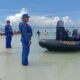 **Ringkasan**

Polairud Polda Sulawesi Tenggara (Sultra) mengintensifkan patroli di perairan wisata selama libur Natal dan Tahun Baru. Beberapa titik prioritas patroli antara lain Pantai Toronipa, Pantai Nambo, dan perairan Wakatobi.

Patroli bertujuan untuk memastikan keamanan dan ketertiban masyarakat, melakukan pengawasan aktivitas kapal, dan memberikan imbauan keselamatan laut. Petugas juga mengingatkan wisatawan untuk tidak merusak lingkungan laut.

Patroli wisata perairan akan dilakukan hingga akhir libur Tahun Baru dengan petugas bersiaga 24 jam untuk memberikan pelayanan kepada masyarakat dan wisatawan.