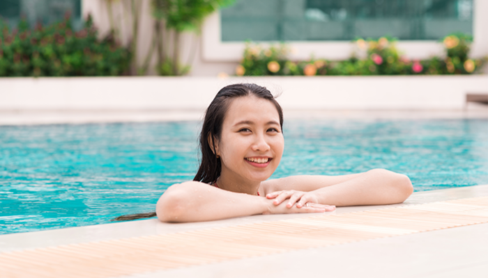 Kiat Merawat Kulit Saat Berenang Di Kolam Renang