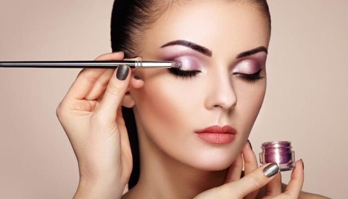 Trik Makeup Natural Untuk Tampil Cantik Di Video Conference