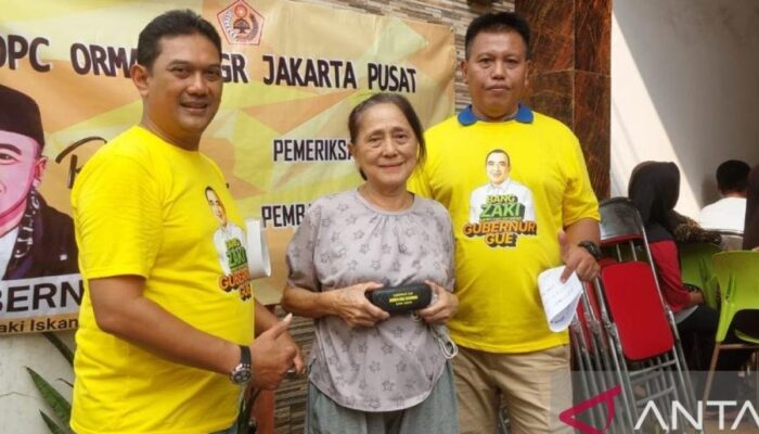 MKGR DKI DKI Jakarta bagikan 100 kacamata baca terhadap warga