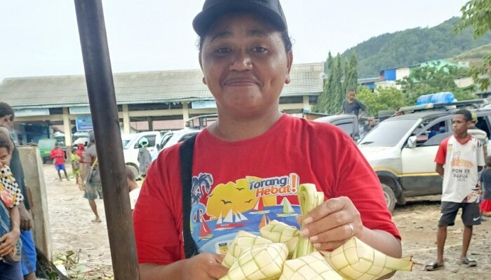 Pedagang Papua rutin terima pesanan daun ketupat pada waktu Idul Adha