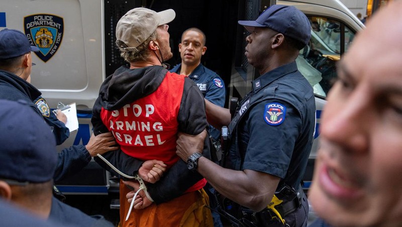 emonstran pro-Palestina yang tersebut melakukan aksi duduk ke luar Bursa Efek New York, Amerika Serikat, Mulai Pekan (14/10/2024). (REUTERS/David Dee Delgado)