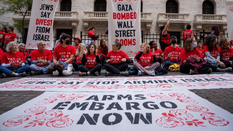 emonstran pro-Palestina yang melakukan aksi duduk ke luar Bursa Efek New York, Amerika Serikat, Hari Senin (14/10/2024). (REUTERS/David Dee Delgado)