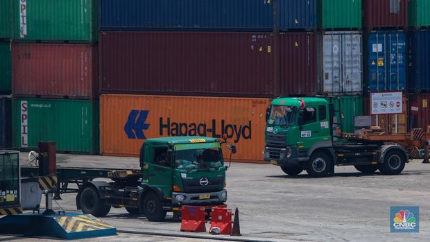 Suasana aktivitas bongkar muat peti kemas dalam Pelabuhan Tanjung Priok, Jakarta, Kamis (26/9/2024). (CNBC Indonesia/Faisal Rahman)