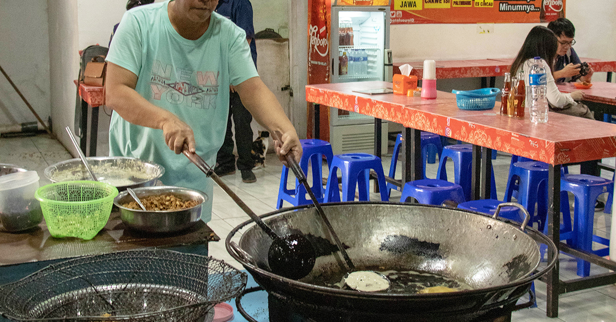 Judul Artikel: Pengalaman Makan di Restoran Khas Daerah: Kulinernya yang Tiada Duanya